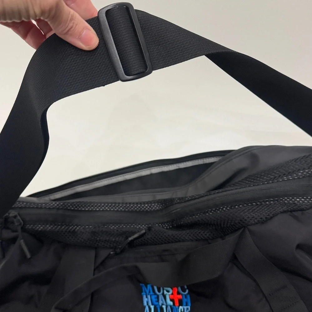 The North Face Apex Duffel Bag. Nylon with shoulder strap.Black.NWT.Logo